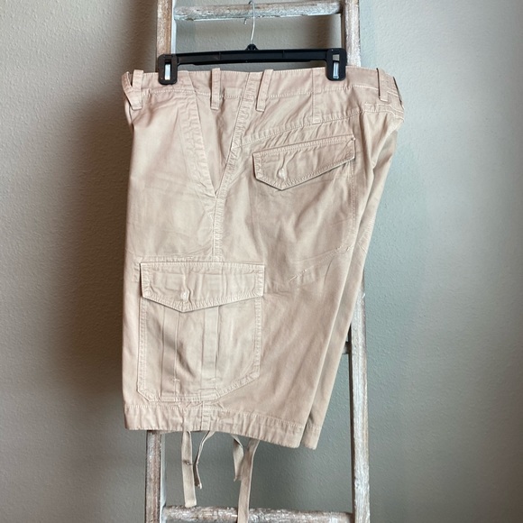Hugo Boss khaki shorts size XL - Picture 3 of 8